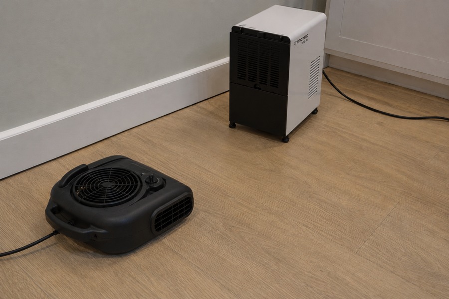 Izžāvēta telpa ar mitruma savācēju un ventilatoru
