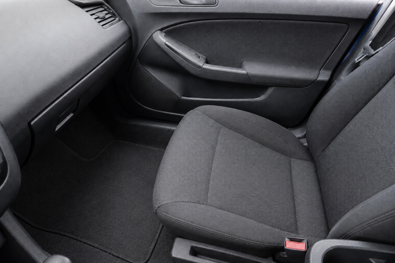 Iztīrīts auto salons ar Kärcher Puzzi 8/1