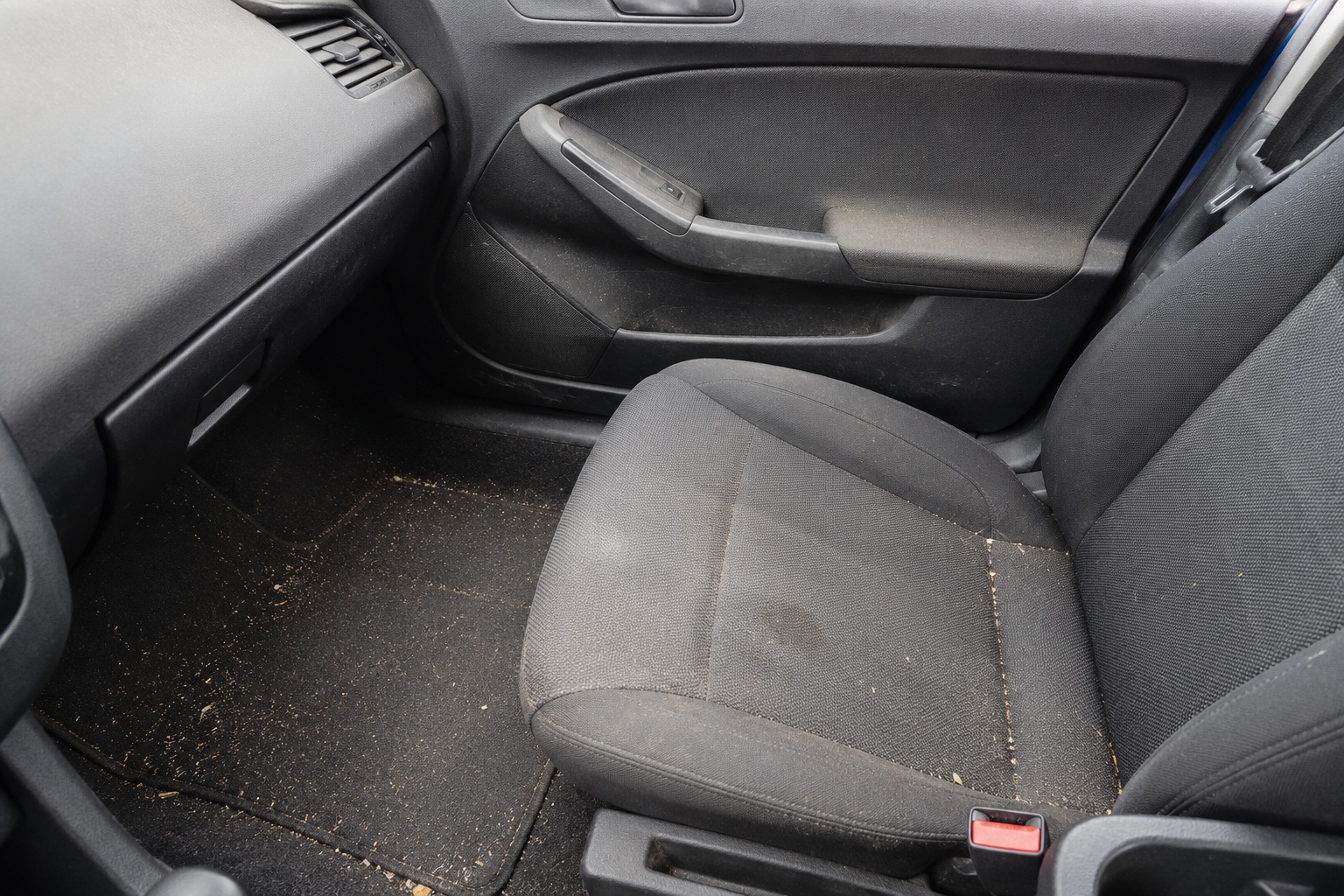 Netīrs auto salons pirms tīrīšanas